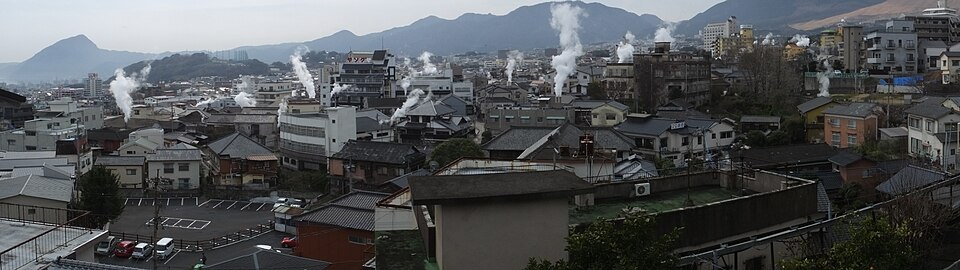 別府鉄輪溫泉（かんなわ）全景，白色溫泉蒸氣覆蓋整個溫泉街的壯觀景象