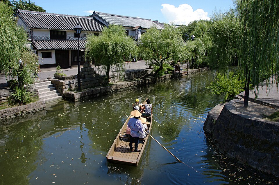 倉敷美觀地區運河沿岸，白壁倉庫與垂柳倒映水面，是岡山最具代表性的歷史景觀