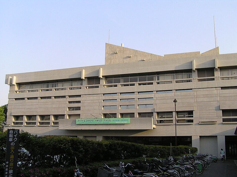 倉敷市内的美術館建築，位於美觀地區內，希臘神殿風格的正面外觀