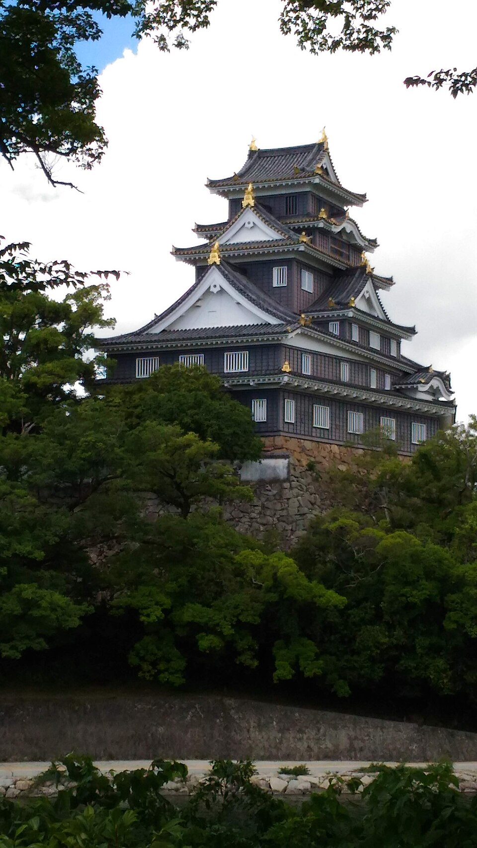 岡山城天守閣（烏城），黑色外壁是最大特色，從後樂園方向拍攝