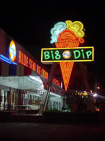 ブルーシール（Blue Seal Ice Cream，沖繩美式冰淇淋老牌）— 1948 年美軍基地誕生「Born in America, Raised in Okinawa」