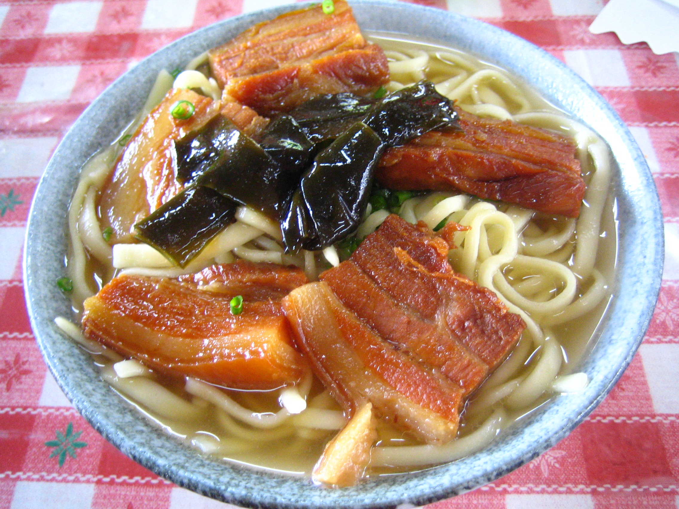 沖繩そば／ソーキそば（Okinawa soba／soki soba，沖繩蕎麥麵）— 名護市宮里そば三枚肉版