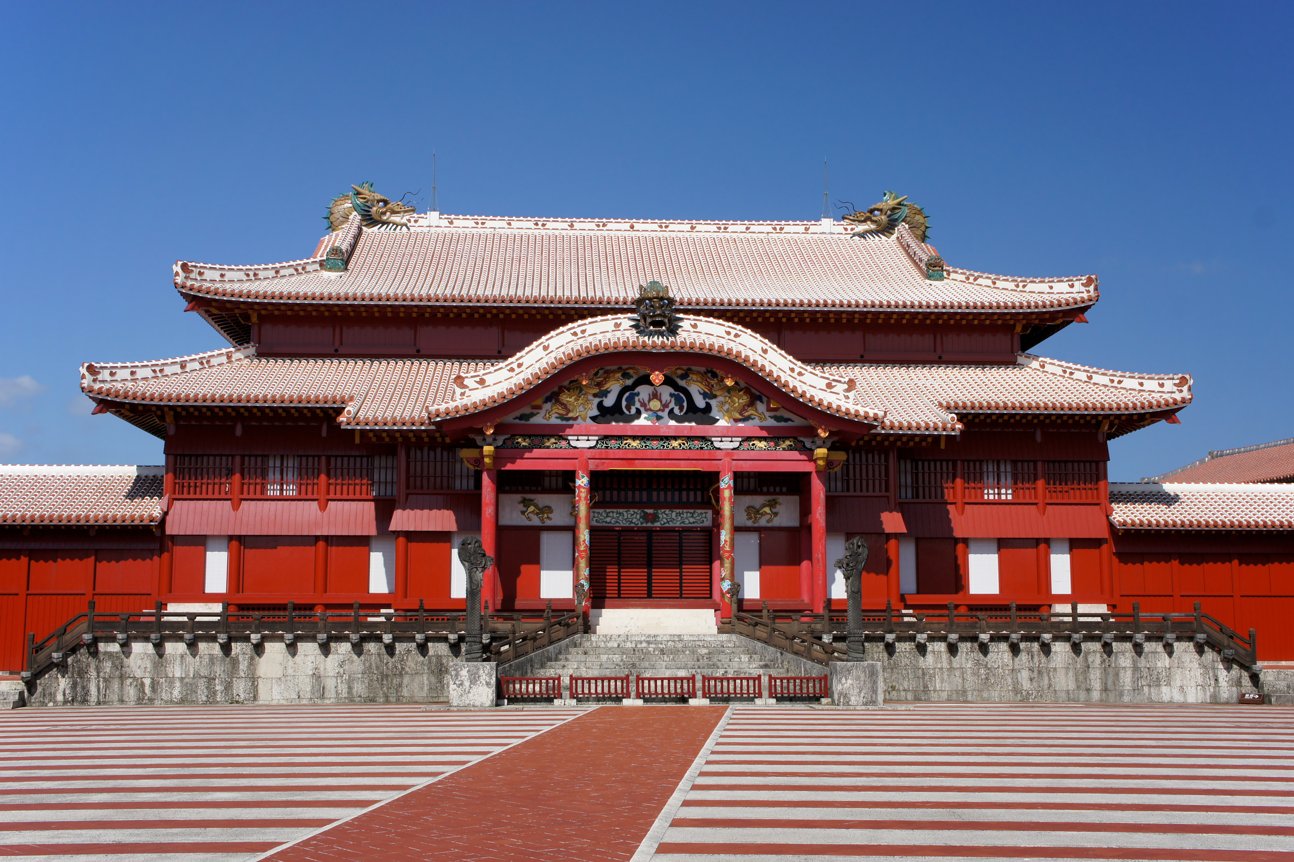首里城正殿（2019 年火災前的姿態，1992 年復元當時的朱紅色正殿）