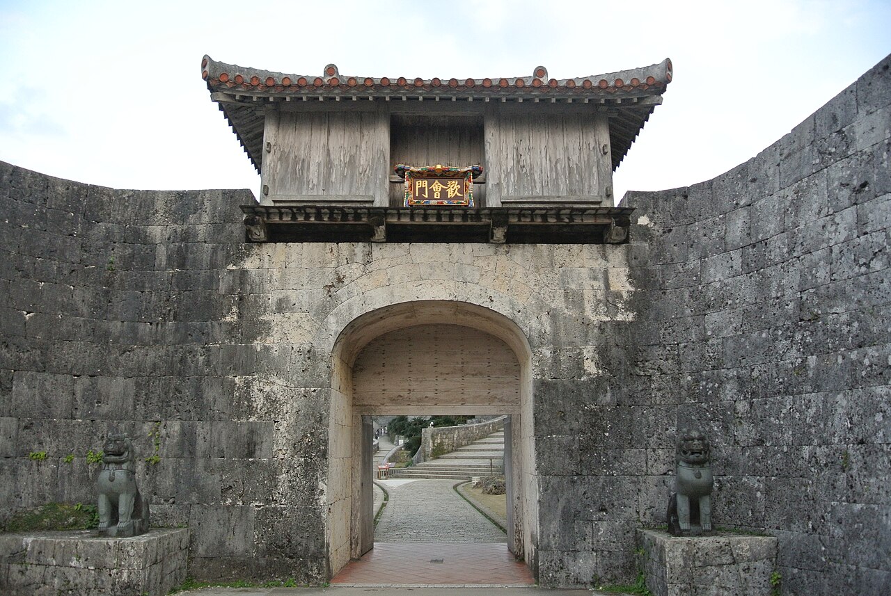 首里城 歡會門（歓会門）正面與門前左右的石獅（シーサー）—— 屬於免費區域
