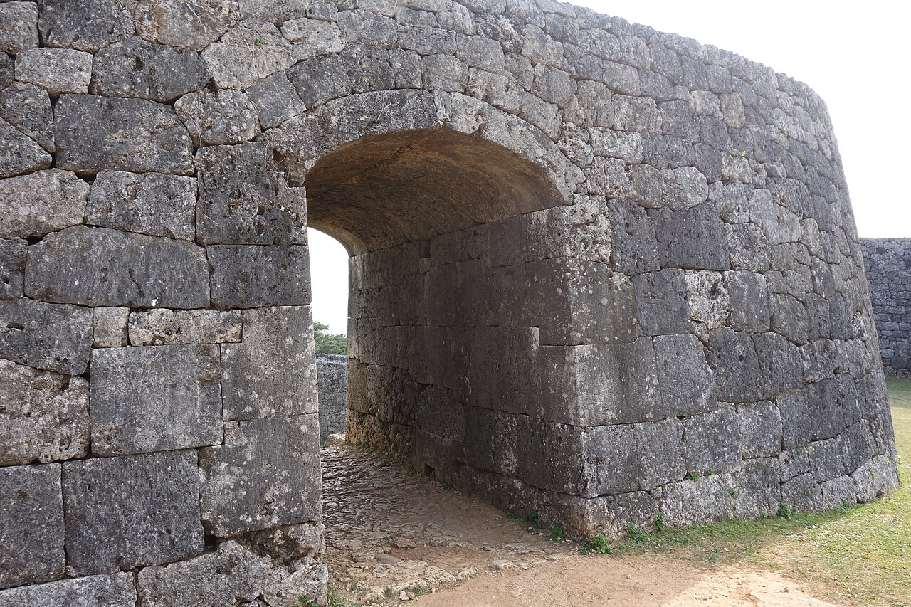 座喜味城跡的石造拱門（アーチ門）—— 嵌在城牆中的琉球石灰岩拱門