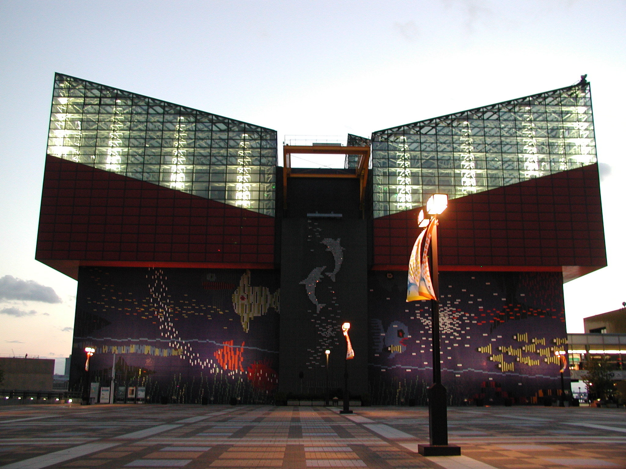 海遊館（Osaka Aquarium Kaiyukan）— 世界級水族館、太平洋大水槽鯨鯊飼育