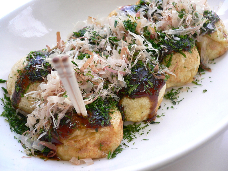 たこ焼き（takoyaki，章魚燒）— 大阪 1935 年「會津屋」首創、道頓堀名物