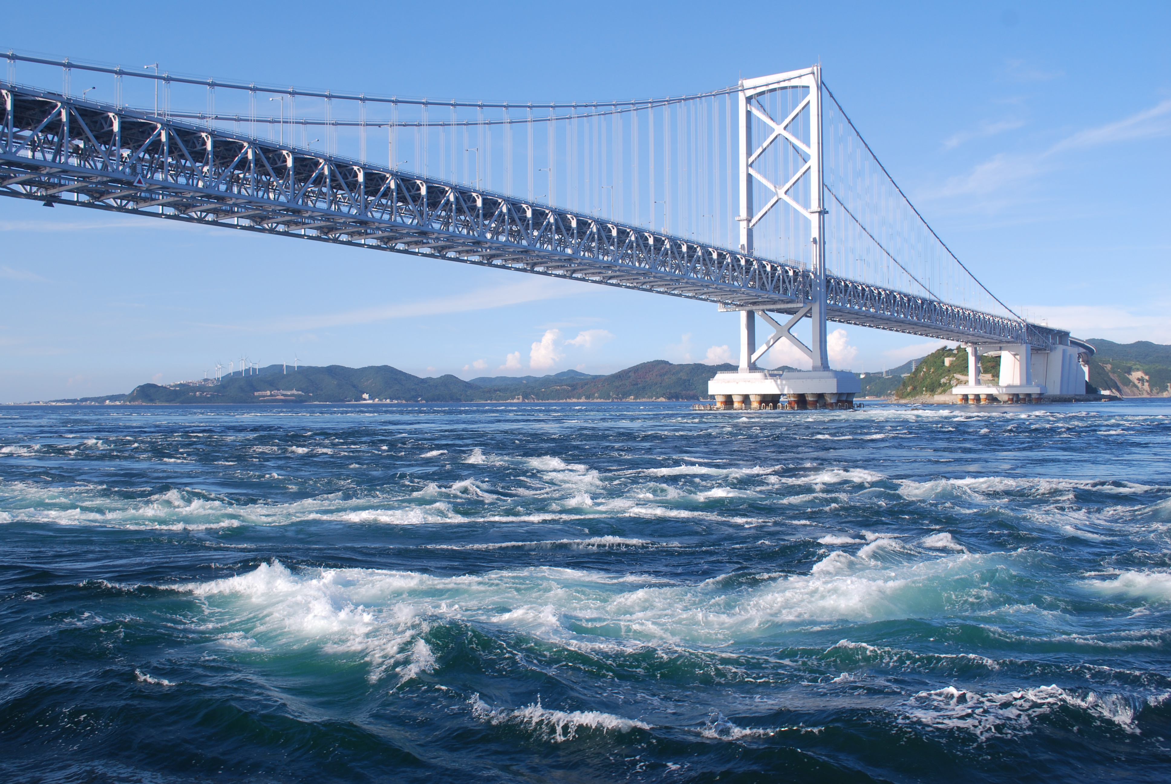 連接德島與淡路島的大鳴門橋（大鳴門橋）與鳴門海峽 — 橋下層設有玻璃步道『渦之道』