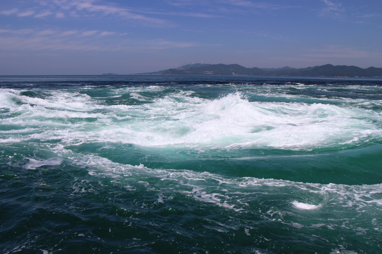 德島鳴門海峽的漩渦（鳴門の渦潮）近景 — 直徑可達 20 公尺的世界三大漩渦之一