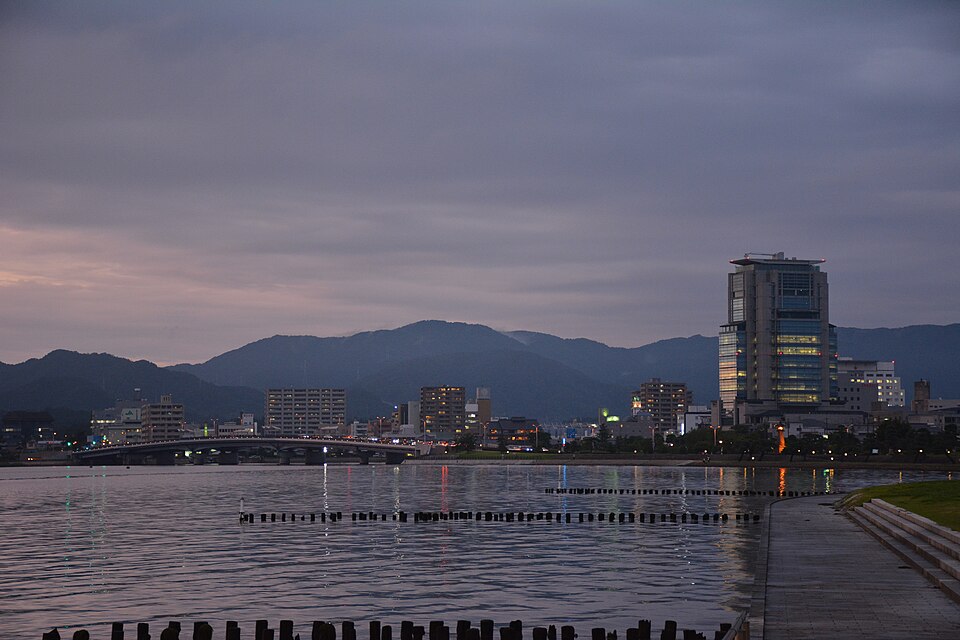 宍道湖の夕暮れ，水の都松江，橋と湖面に映る夕日が美しい