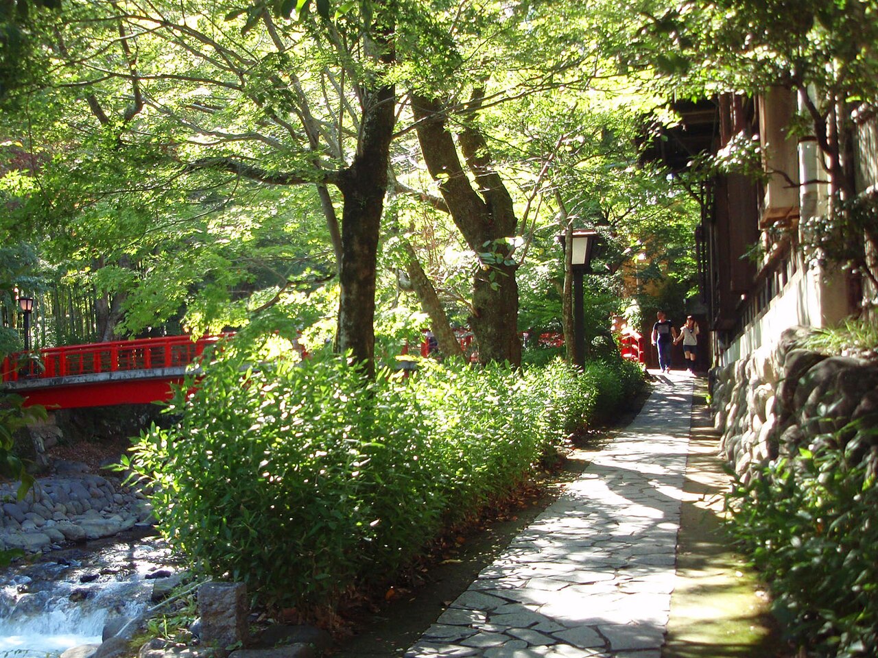 修善寺溫泉的桂川散步道，石橋與日式旅館沿河林立，四季都美