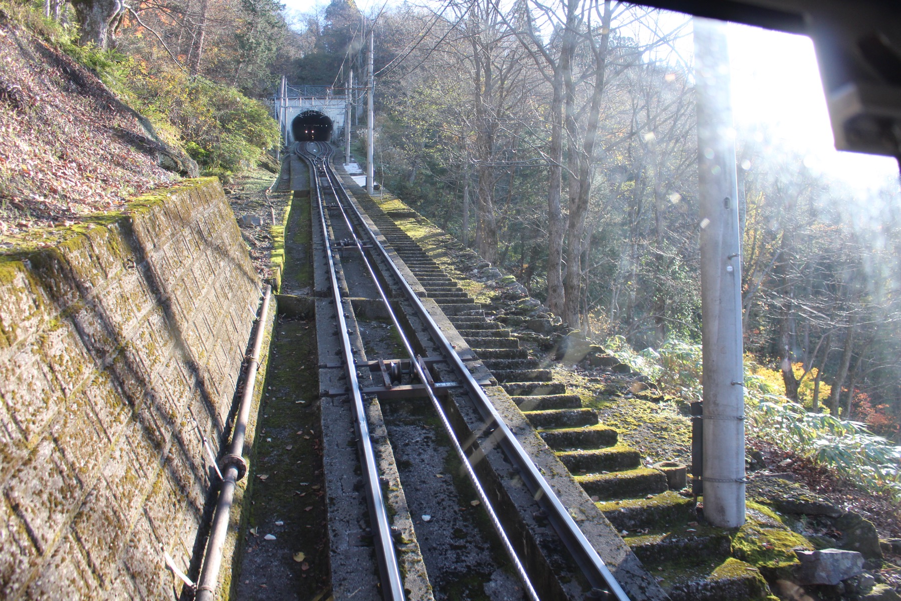 立山纜車（立山ケーブルカー）— 連接立山站與美女平、坡度陡峭的登山纜車
