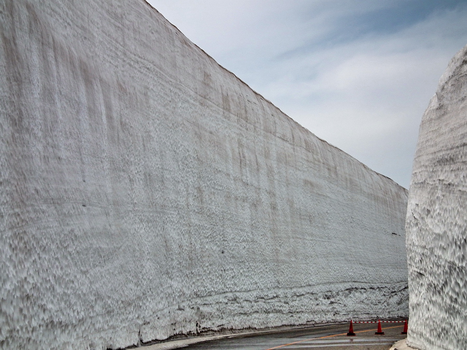 立山黑部阿爾卑斯路線「雪之大谷」(雪の大谷)高聳的雪壁與步行通道