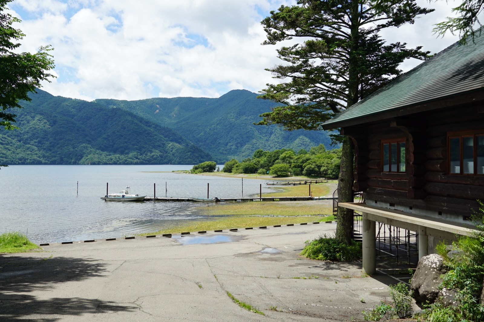 中禪寺湖（中禅寺湖）全景，海拔 1,269 公尺的高山湖，秋天楓紅與湖水倒映