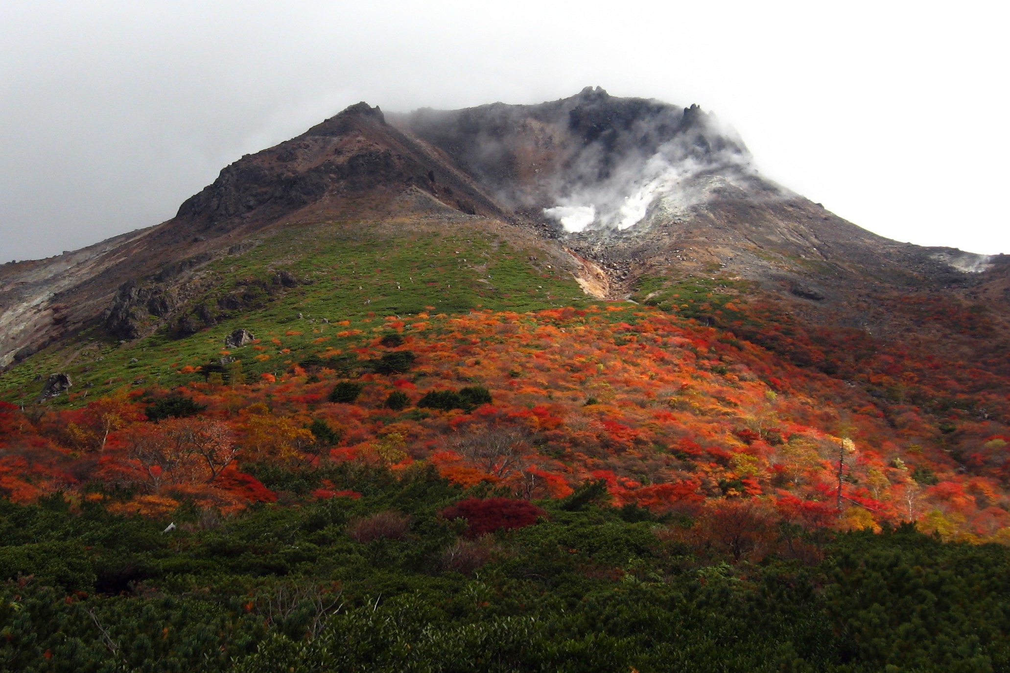 那須岳茶臼岳（ちゃうすだけ）西面，中央可見噴氣孔「無限地獄」的那須火山群