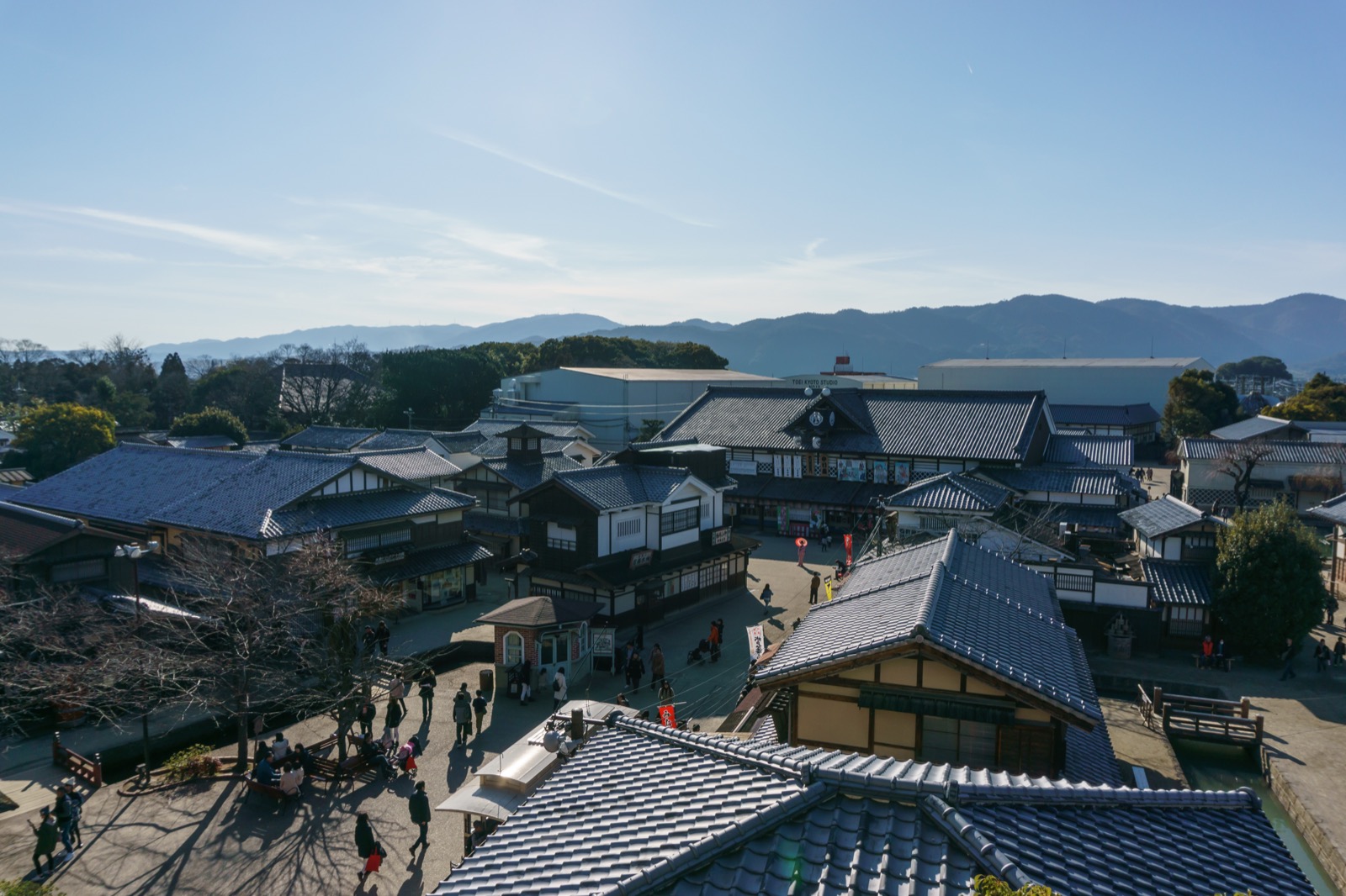從入口附近階梯俯瞰東映太秦映画村（太秦映画村／UZUMASA KYOTO VILLAGE）大片江戶時代町並佈景與時代劇外景棚