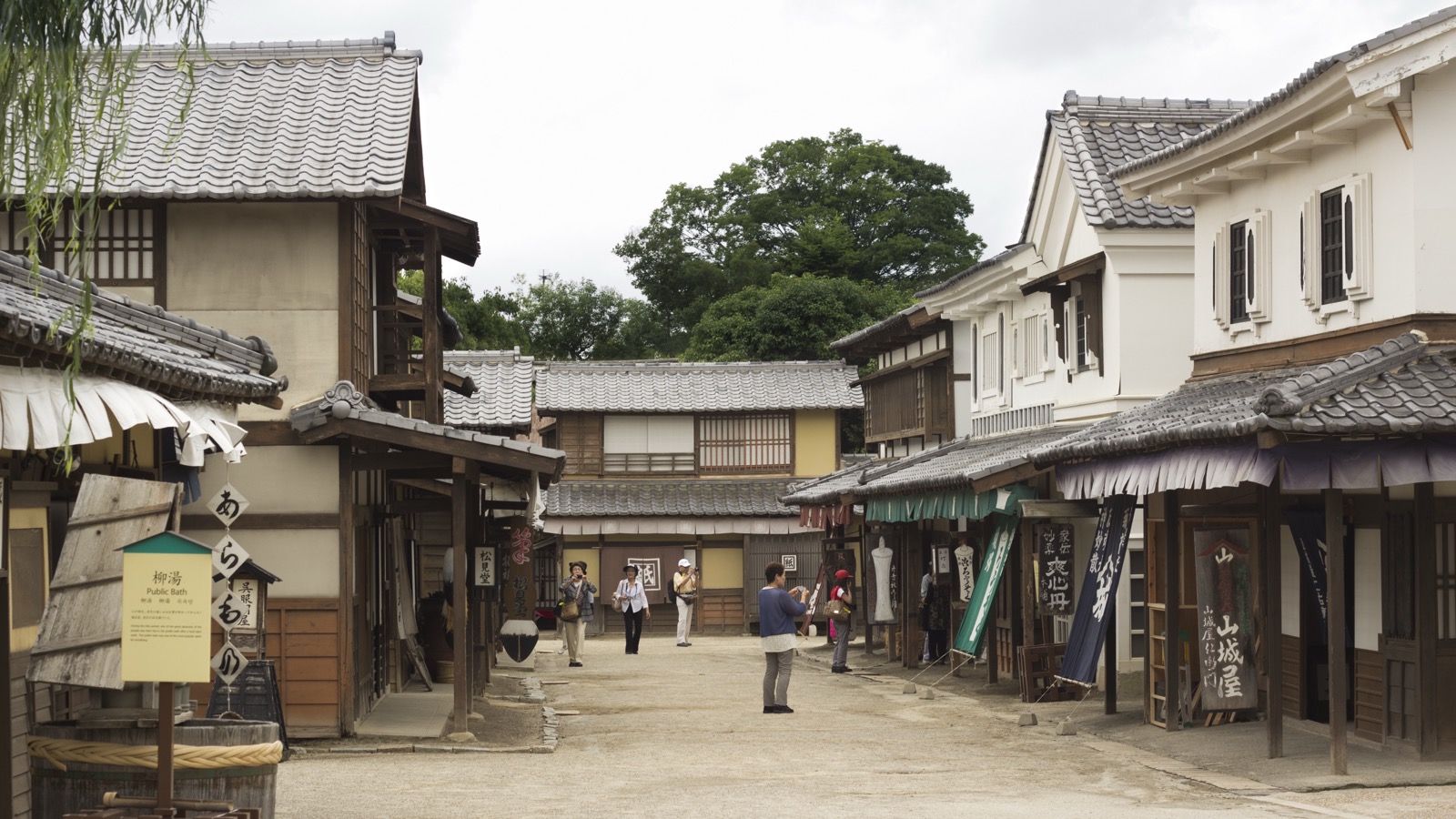 東映太秦映画村兼具主題園區與真實時代劇外景棚功能的江戶町並佈景全景