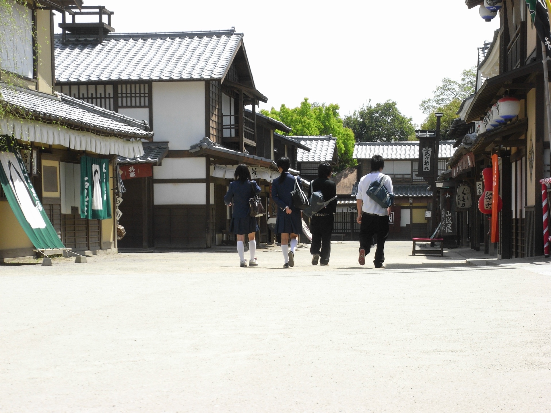 東映太秦映画村園內的江戶時代町並佈景與石板路，兩側為時代劇用的傳統町家與商店