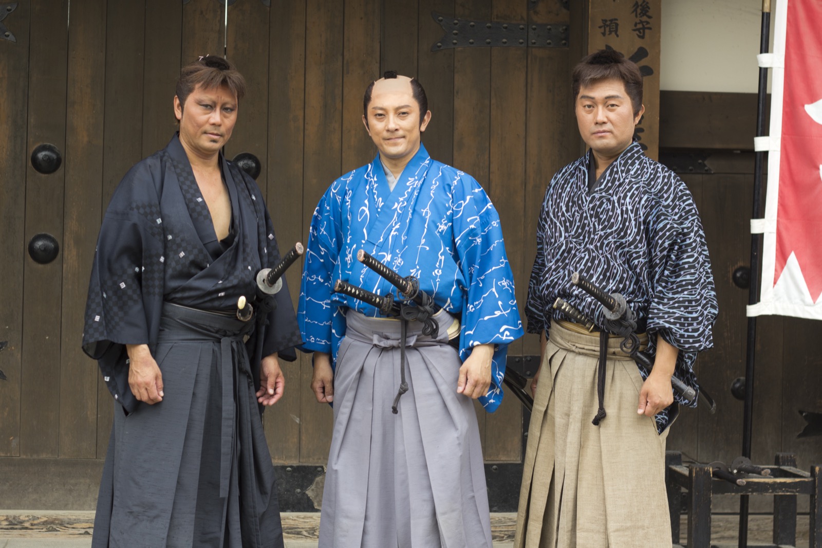 太秦映画村內的武士・浪人扮裝演員，中間為受僱武士、兩側為浪人角色