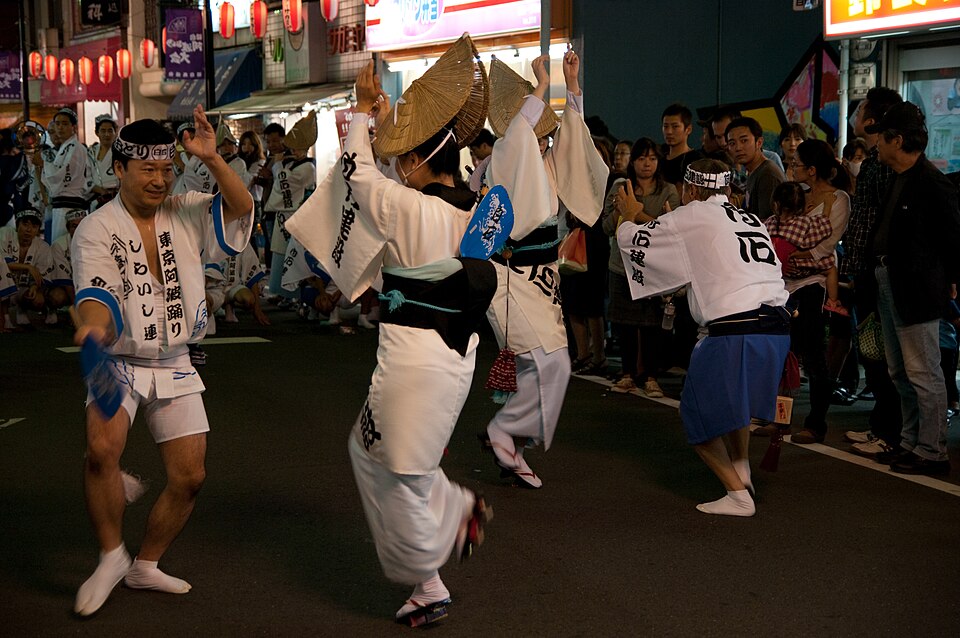 阿波踊（阿波おどり）女踊，德島縣傳統盆踊祭典，舞者以優雅腰步配合三味線鼓樂