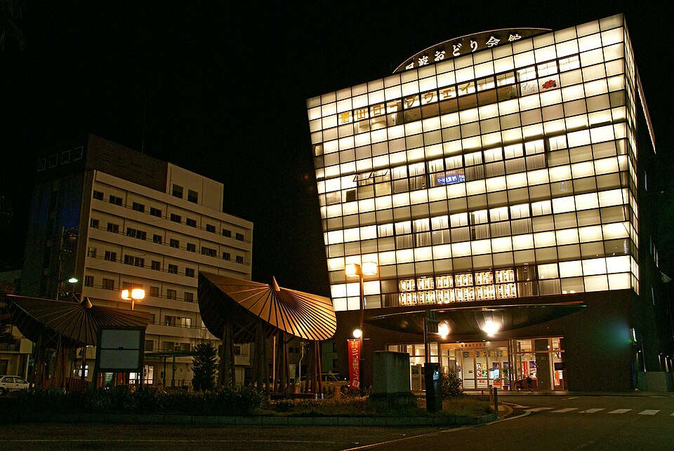 阿波おどり会館夜景，徳島市新町橋旁，外觀仿阿波踊高張提燈設計，館內每日有常設阿波踊公演