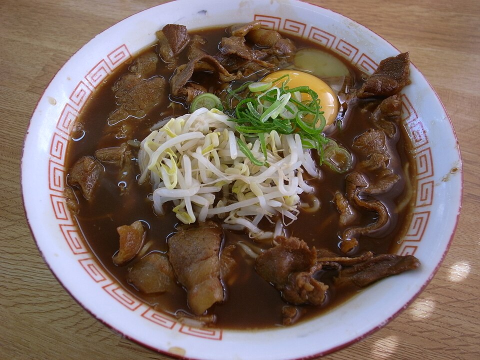 德島ラーメン（德島拉麵）一碗，豚骨醬油湯頭配豬五花肉片及生蛋，德島縣代表料理