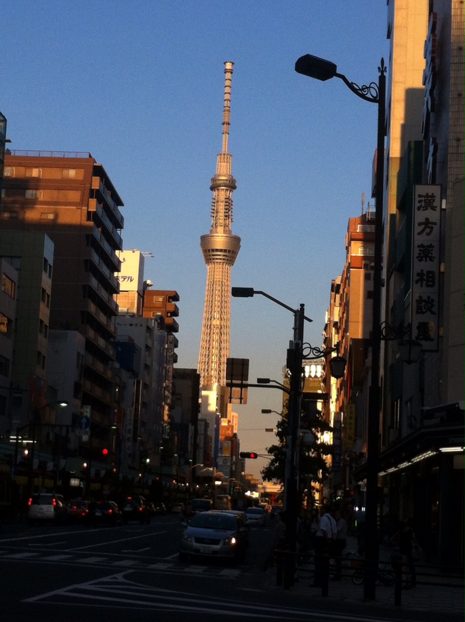 從淺草雷門 1 丁目交差點望向東京晴空塔（東京スカイツリー）— 東京 傳統 × 現代 共存的代表景觀
