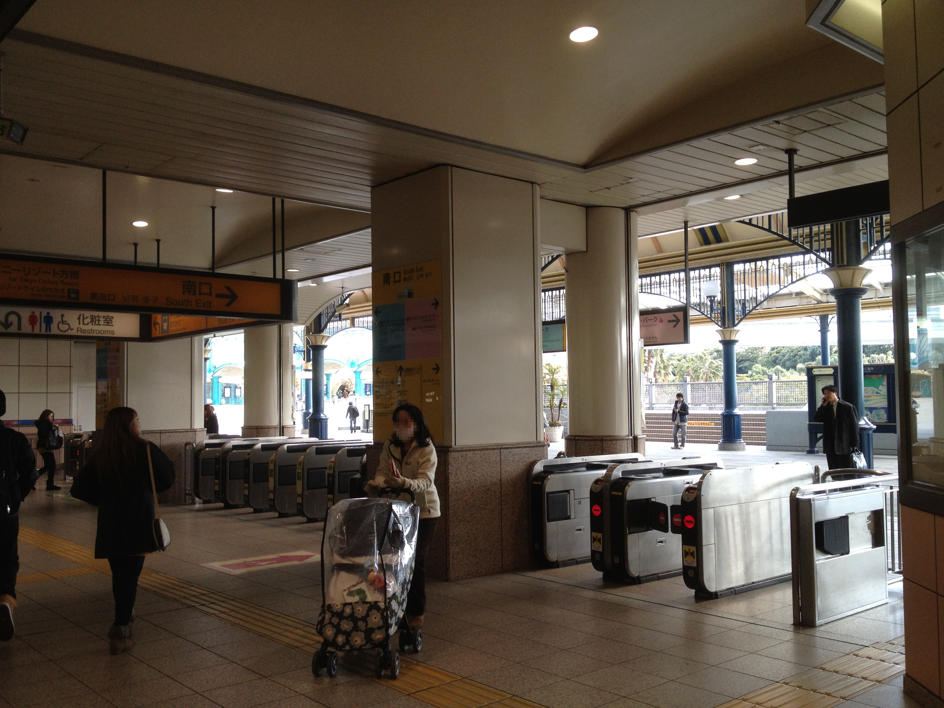 JR 舞濱駅南口閘門——出站即是東京迪士尼度假區方向，可見遠處度假區造景拱廊