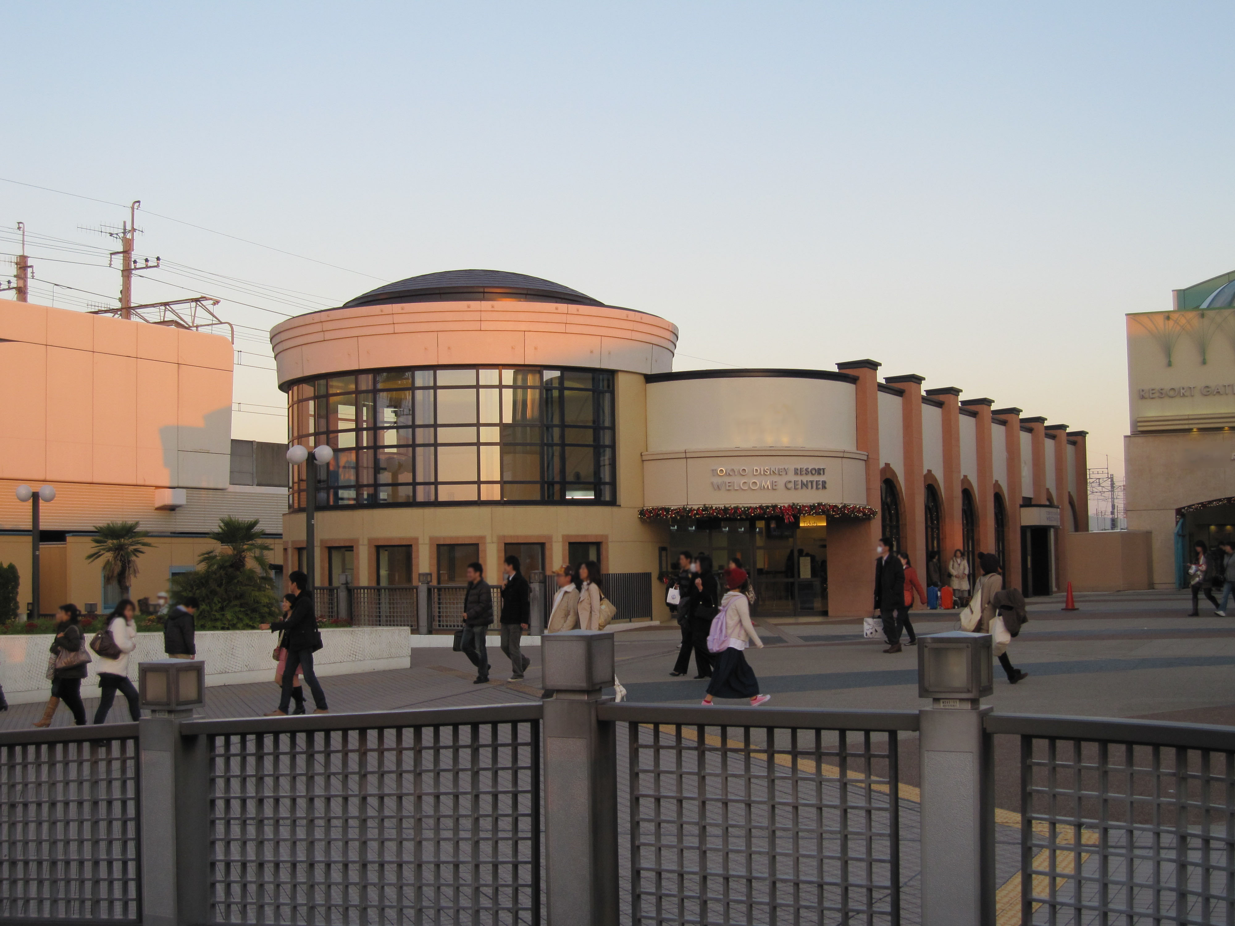東京迪士尼度假區歡迎中心（Welcome Center）外觀——位於舞濱駅前的度假區服務設施