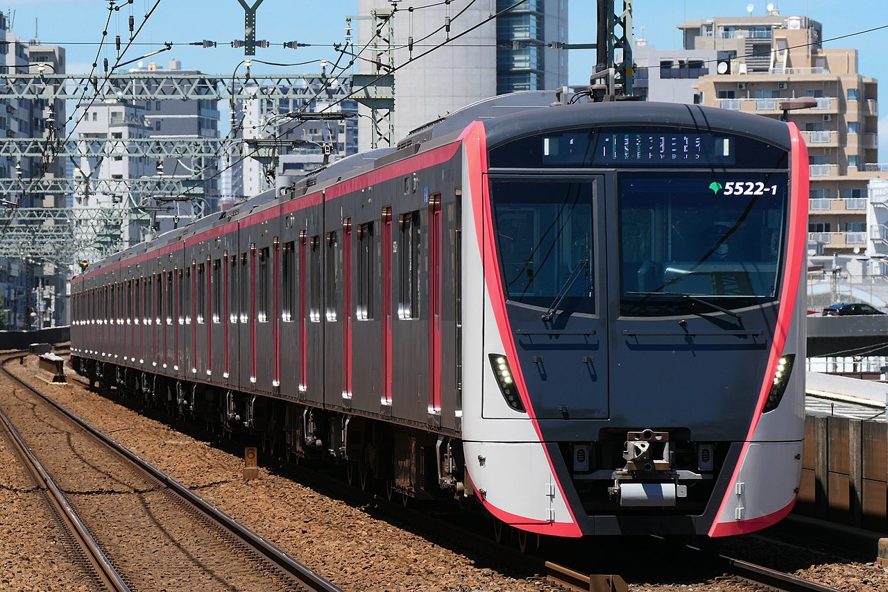 都營地下鐵淺草線 5500 形電車 — 正行駛於京急本線區間，是淺草線直通運轉的代表車輛