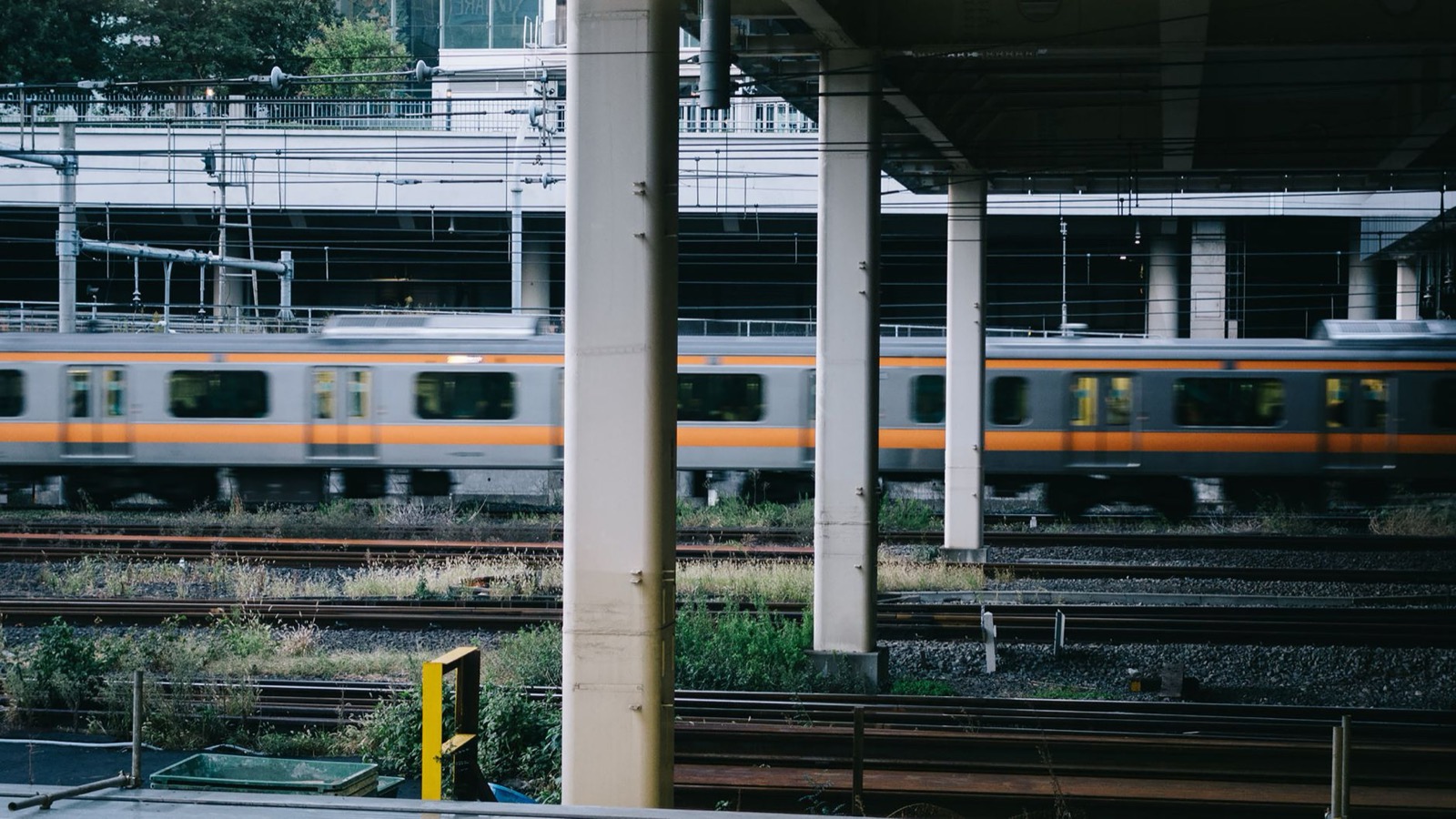 東京(とうきょう)地鐵月台,一輛電車正進站,呈現都心地下鐵的繁忙日常