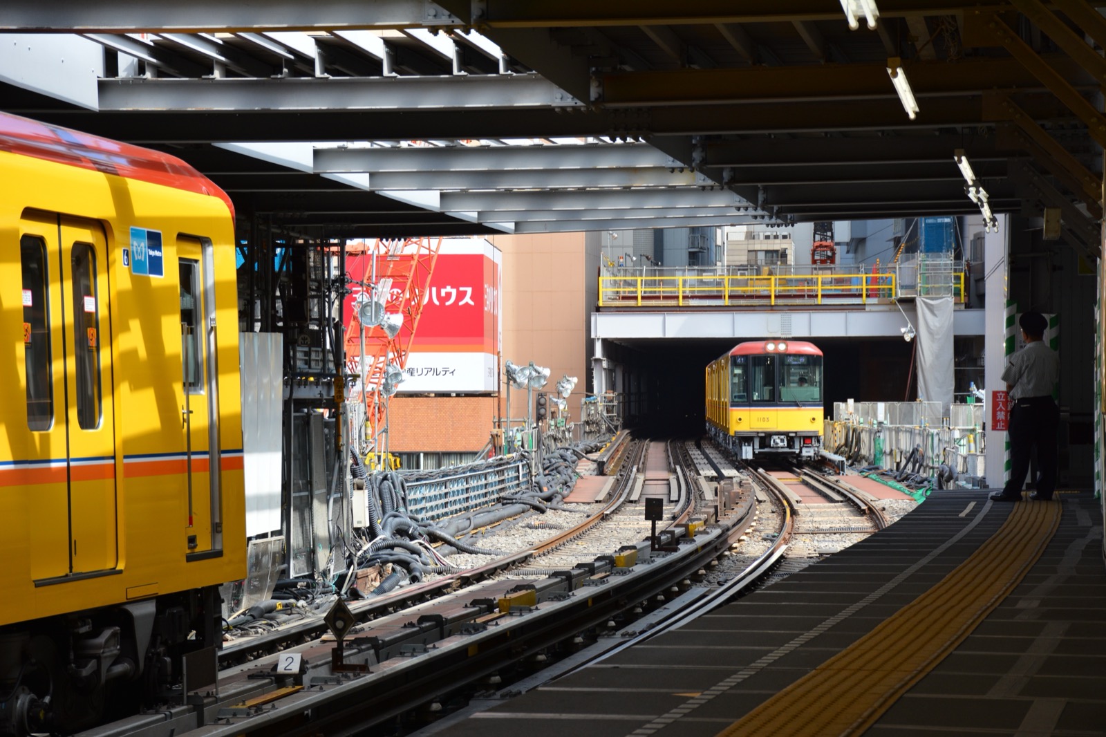 東京 Metro 銀座線（ぎんざせん）1000 系電車停靠澀谷站，橘色塗裝是銀座線的識別色