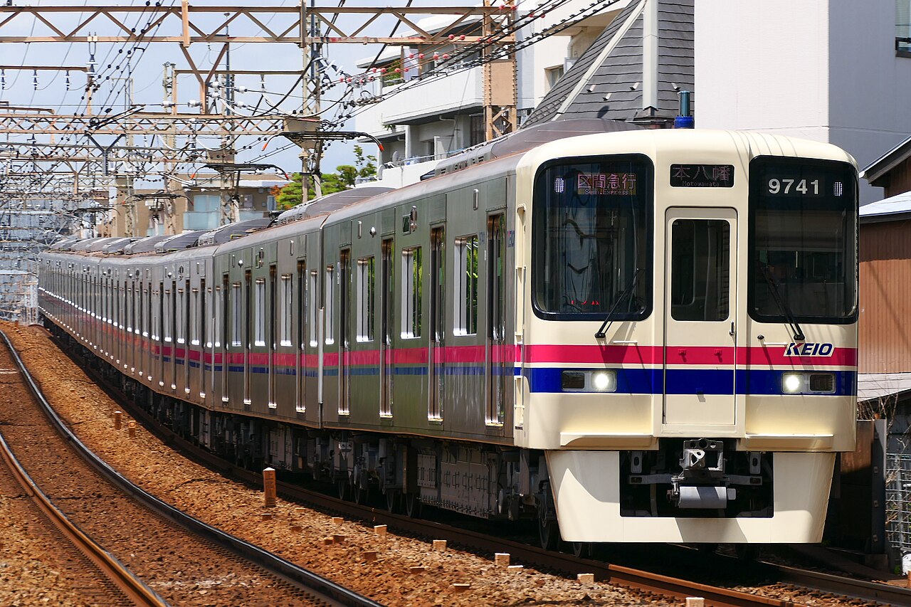 京王 9000 系電車開往本八幡，行駛於京王線八幡山至上北澤之間，是直通都營新宿線的班次