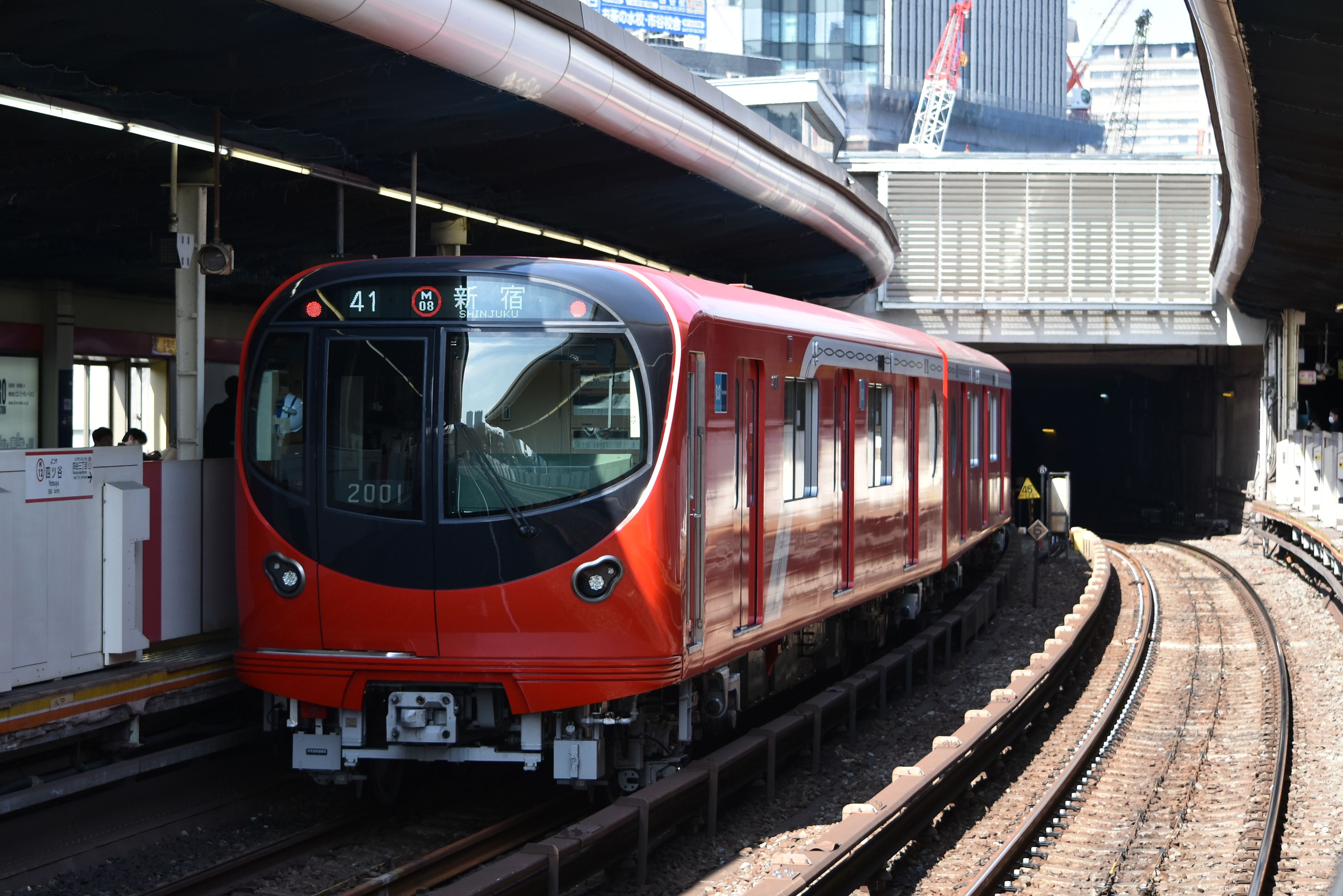 東京 Metro 丸之內線（丸ノ内線）2000 系電車停靠四谷站（よつや／Yotsuya），鮮紅塗裝是丸之內線的識別色