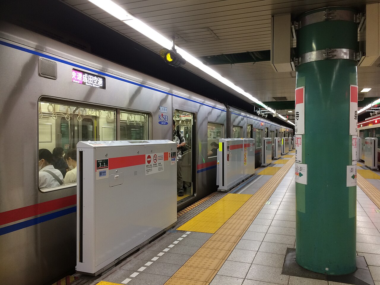 泉岳寺站（せんがくじ／Sengakuji）往成田機場方向的月台門。泉岳寺是都營淺草線與京急線的銜接點