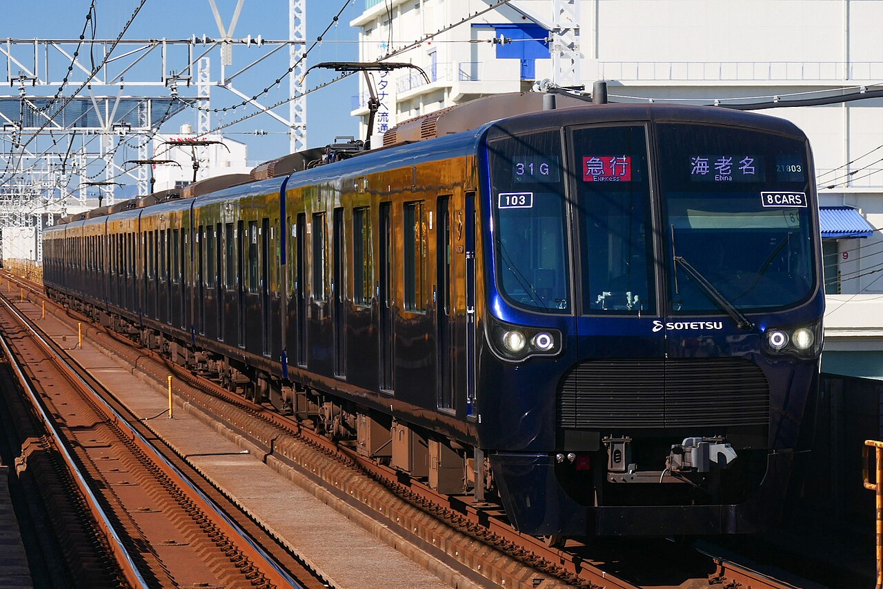 相模鐵道 21000 系電車開往海老名，正進入都營三田線新高島平站，是相鐵直通三田線的實例