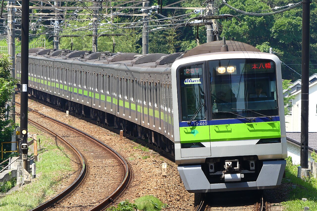 都營新宿線 10-300 形電車開往本八幡的區間急行，正進入京王相模原線稻城站（いなぎ／Inagi）
