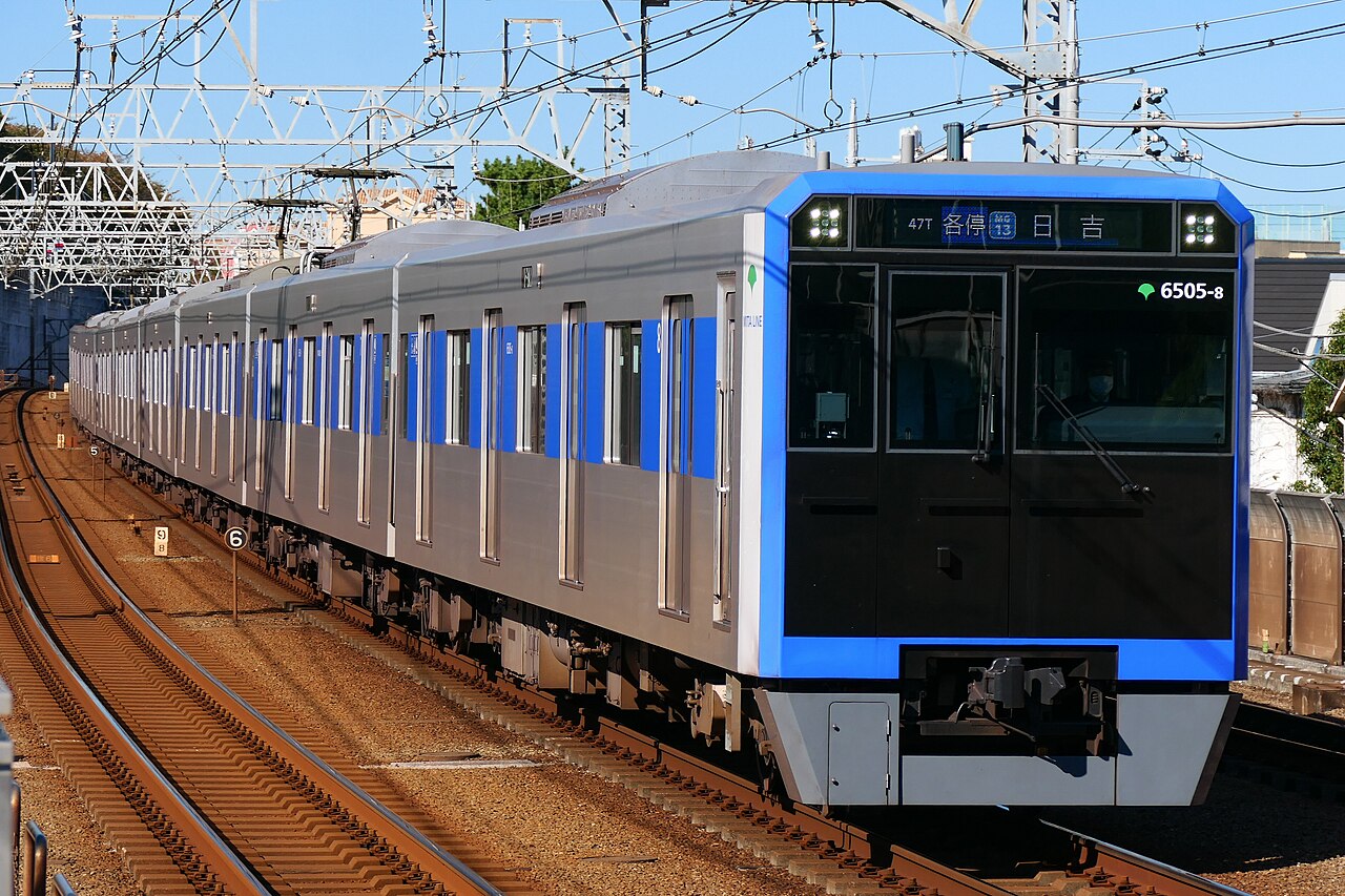都營三田線 6500 形電車開往日吉，正進入東急目黑線多摩川站（たまがわ／Tamagawa）
