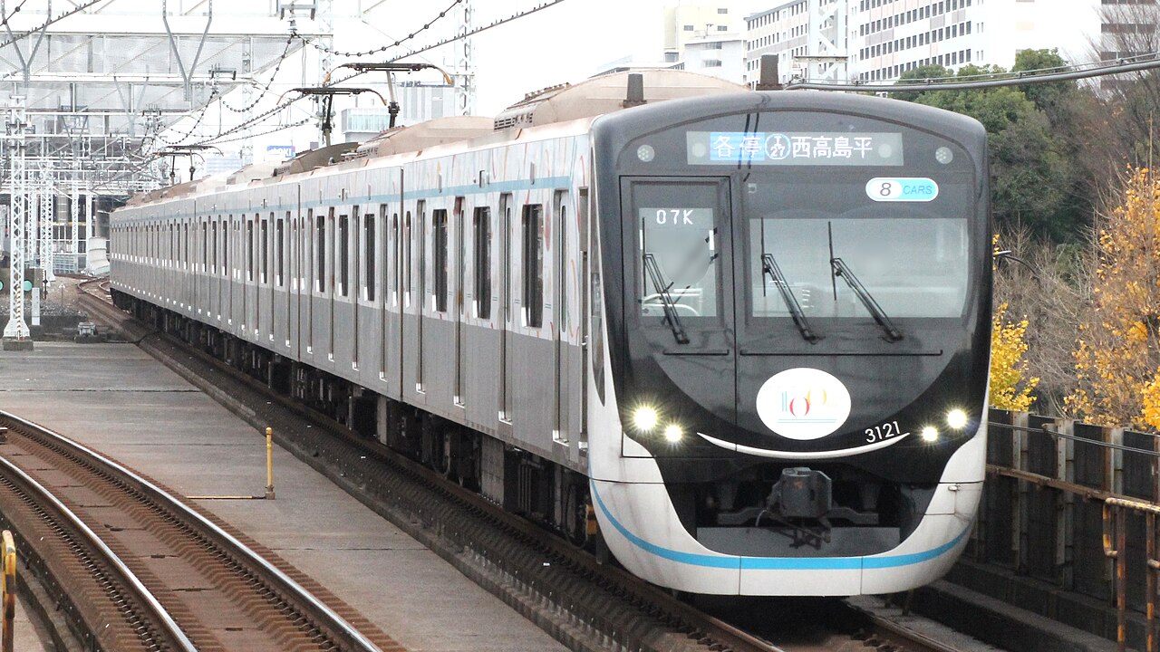東急 3020 系電車進入都營三田線新高島平站（しんたかしまだいら／Shin-Takashimadaira），是東急目黑線直通三田線的班次