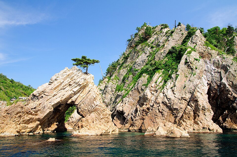 浦富海岸千貫松島，海蝕岩礁與松樹的山陰代表海岸景觀