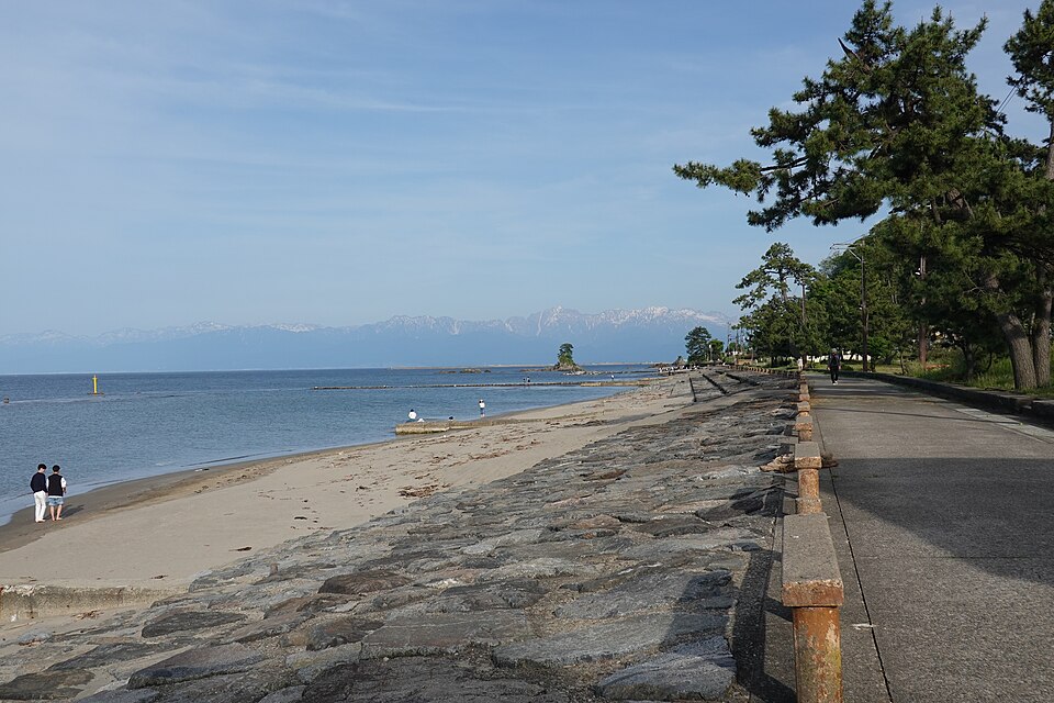 雨晴海岸（あまはらしかいがん）的海岸線與富山灣，背後隱現立山連峰的壯麗山景
