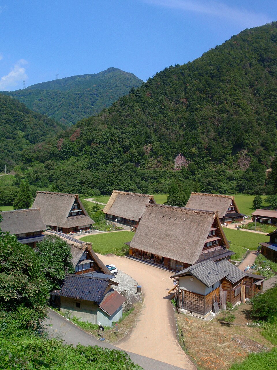 五箇山菅沼合掌造集落（ごかやますがぬまがっしょうづくりしゅうらく），茅草屋頂如雙手合掌的農家聚落，世界文化遺產