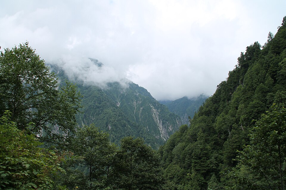 黑部峽谷（くろべきょうこく）的深山幽谷景致，翠綠溪水切割出峻峭谷壁，為日本最深的峽谷之一