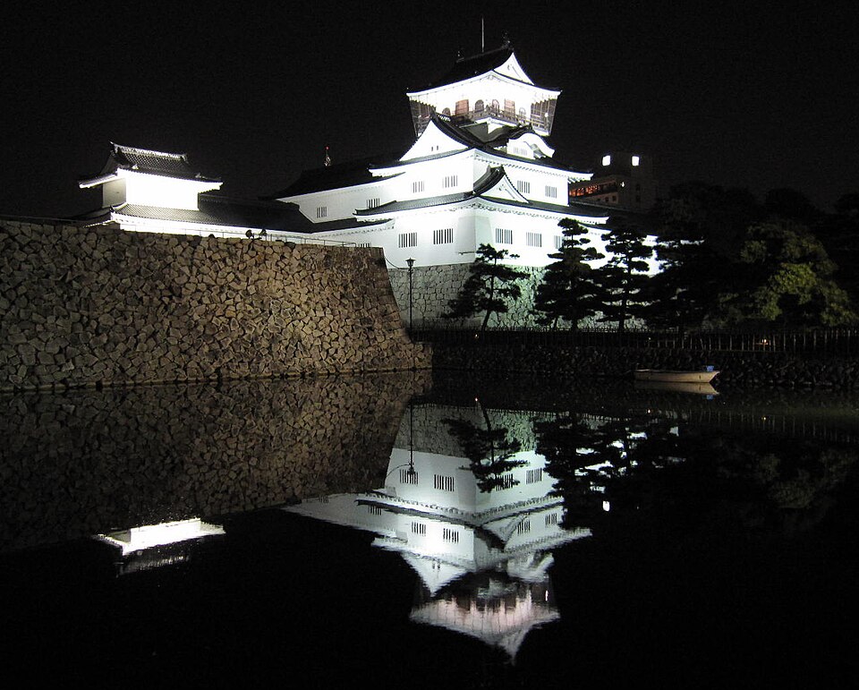 富山城天守閣，坐落在城址公園內的復原四重天守，倒影映在護城河上