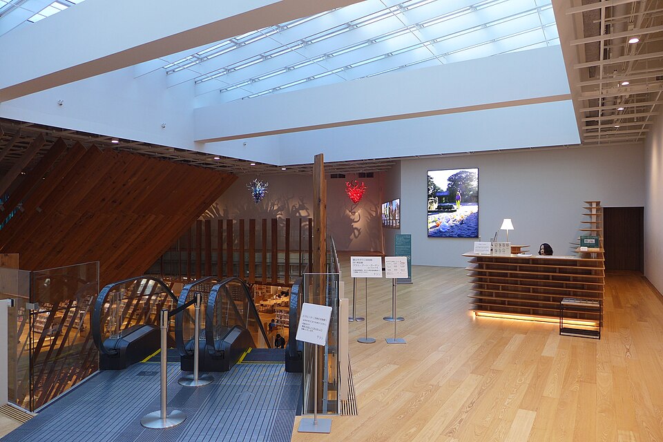 富山市ガラス美術館入口，由建築家隈研吾設計的複合文化設施 TOYAMAキラリ外觀