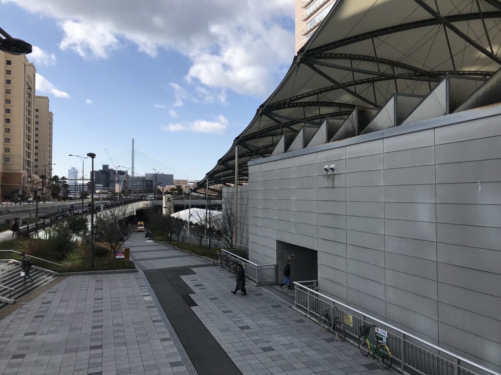 JR 夢咲線(櫻島線)ユニバーサルシティ駅東口前的步道與街景——安藤忠雄設計的帳篷狀屋頂車站,前往大阪環球影城 USJ 的門戶