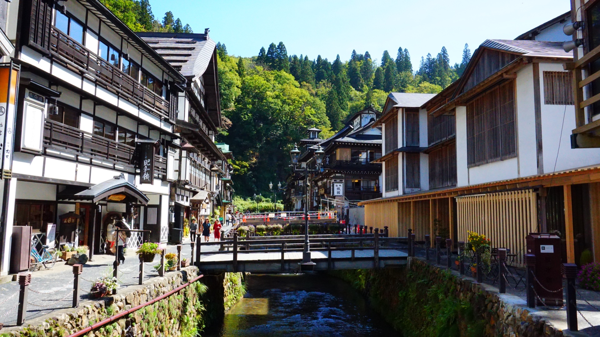 銀山溫泉秋季，秋葉映照下的溫泉街木造旅館群