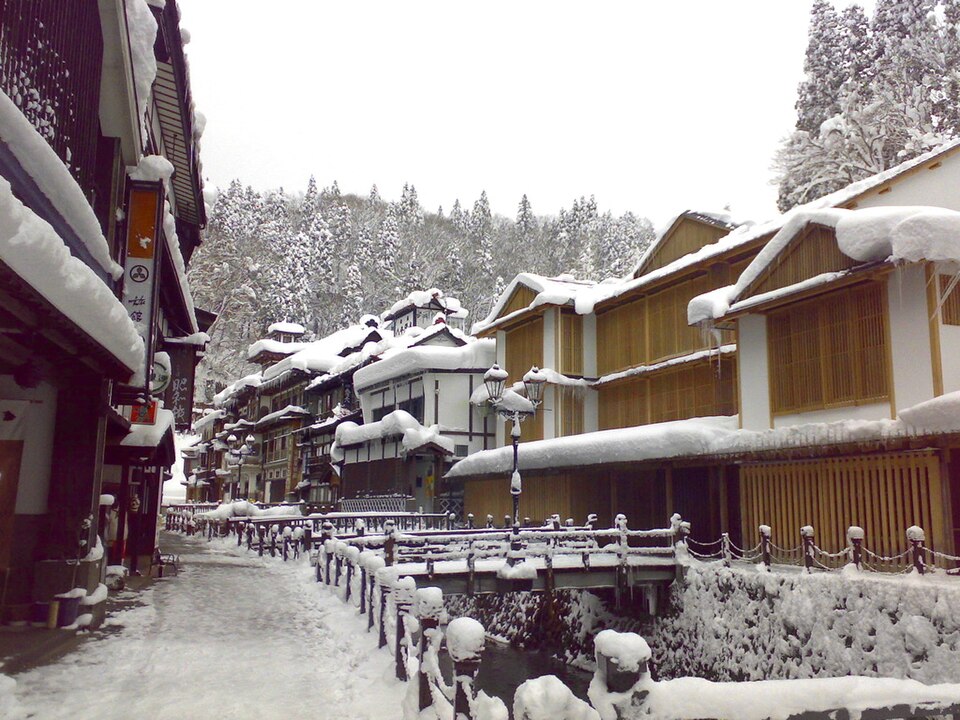 銀山溫泉冬日雪景,大正風木造旅館矗立銀山川兩岸