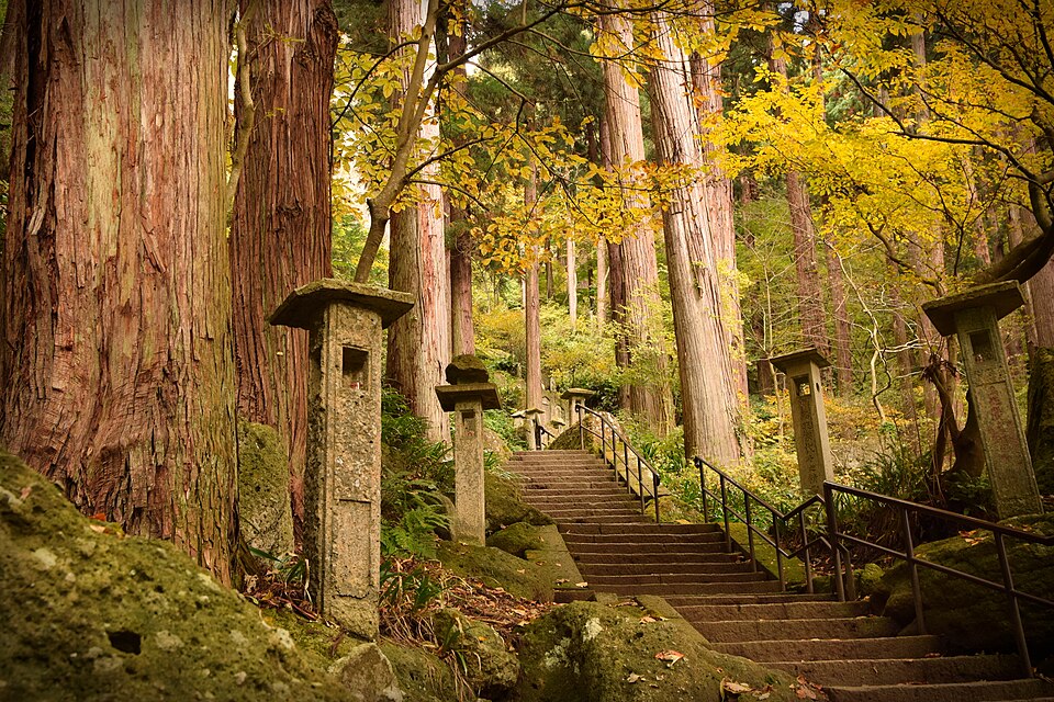 山寺立石寺朝聖石階，登上 1,015 段石階的參拜路