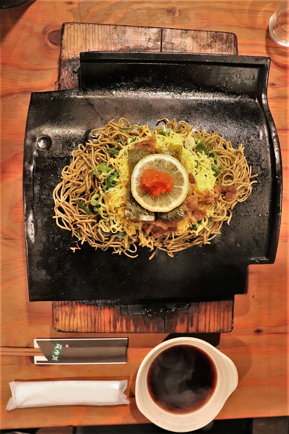 瓦蕎麥（かわらそば），蕎麥麵鋪在熱燙陶瓦上煎烤，山口縣代表在地美食